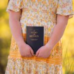 Bild der Person, die im Buch Mormon predigt