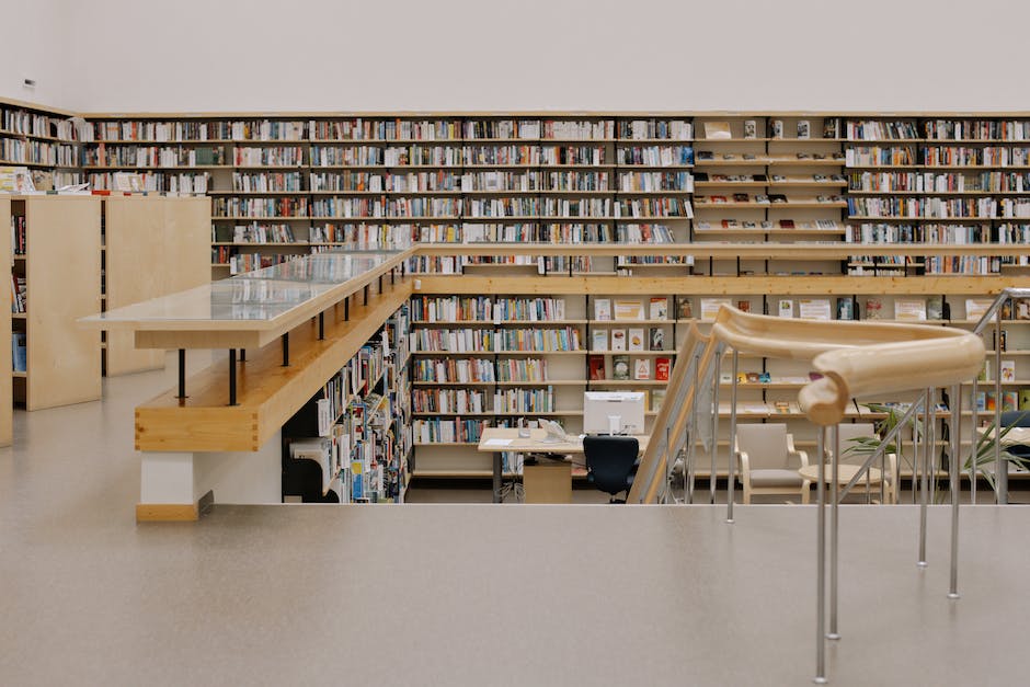 Architekten Schwarz Bücher tragen, um die sich entwickelnden Trends in der Architektur zu verfolgen